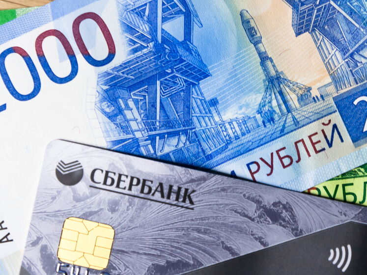 В "Сбербанке" заявили, що через дефіцит почали виколупувати чипи з неактивованих банківських карток