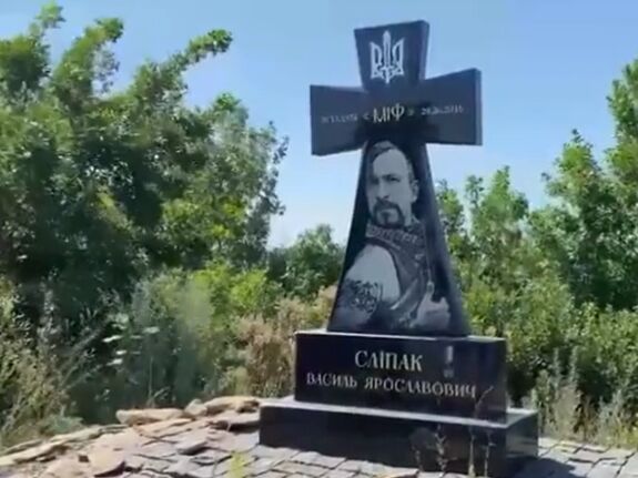 У Донецькій області колаборанти повторно зруйнували пам'ятник співаку Сліпаку, який загинув на Донбасі