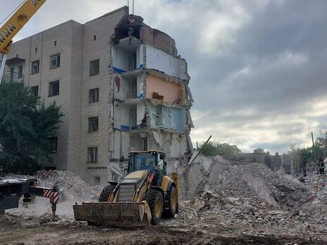 Унаслідок ракетного удару окупантів повністю зруйновано два під'їзди п'ятиповерхового будинку у Часовому Яру