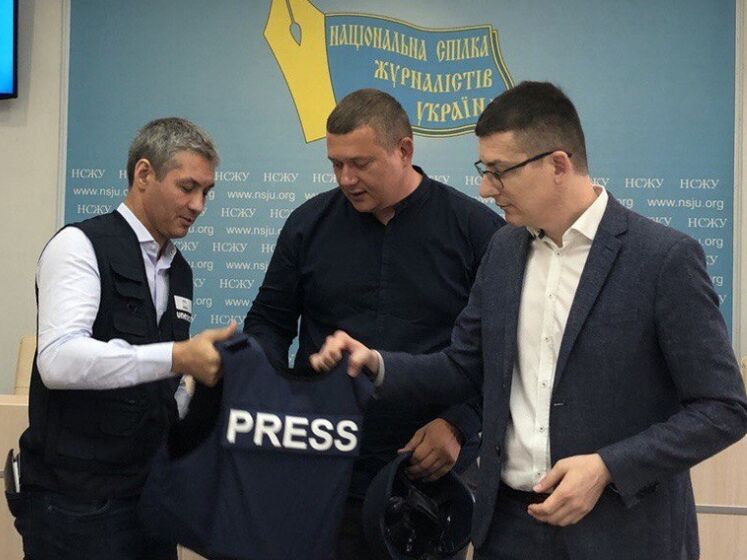 ЮНЕСКО передала українським журналістам 100 наборів касок та бронежилетів
