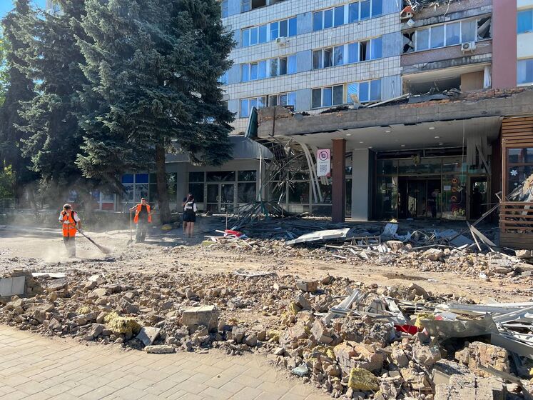 У Миколаєві окупанти обстріляли готель, пошкоджено будівлю торговельного центру – мер