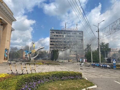 Будинок офіцерів у Вінниці (ліворуч) окупанти атакували як нібито військовий об'єкт