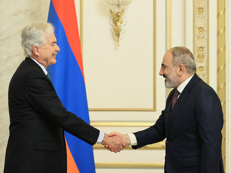 Бернс (на фото слева) и Пашинян встретились в Ереване