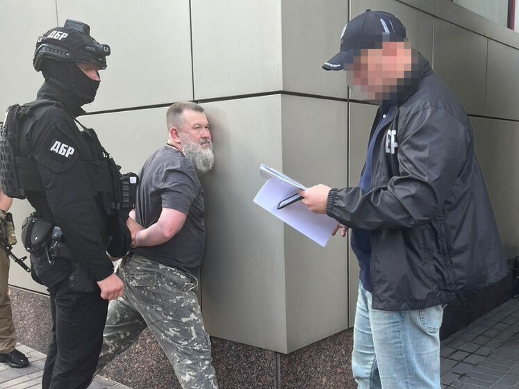 ДБР повідомило про затримання ексначальника СБУ у Криму через підозру в держзраді. Він залишався чинним співробітником СБУ