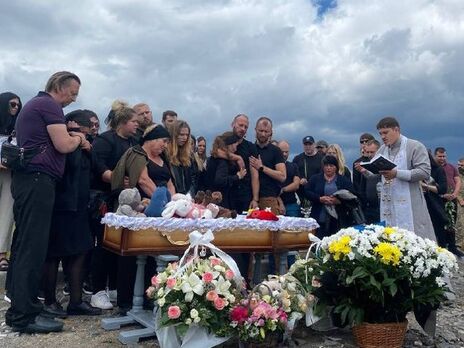 У Вінниці поховали чотирирічну Лізу, яка загинула внаслідок обстрілу російськими окупантами. Фоторепортаж