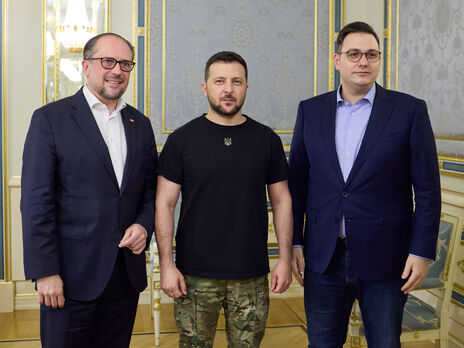 Зеленский поблагодарил Шалленберга (слева) и Липавского (справа) за теплый прием и помощь украинцам, которые из-за войны выехали в Австрию и Чехию