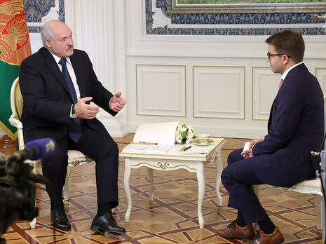 Лукашенко (ліворуч на фото) сказав, що Порошенко та Зеленський нібито підштовхували Україну до війни