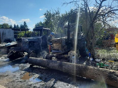 Почти в 15.00 россияне из минометов обстреляли село в Белопольской общине, уничтожены два трактора, отметил Живицкий
