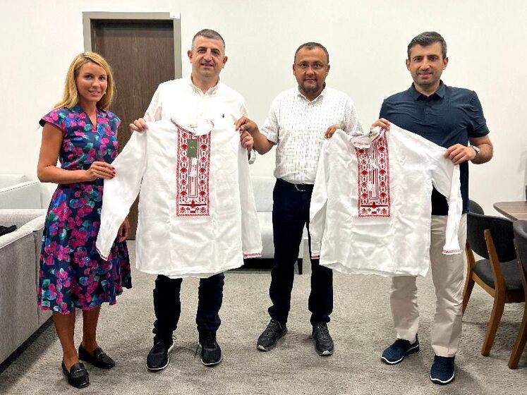 Создатели Bayraktar получили в подарок специальные вышиванки &ndash; с беспилотниками в орнаменте. Фото