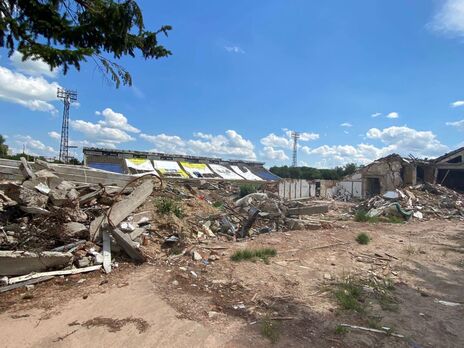 На территории учебно-спортивного центра "Чернигов" уничтожены трибуны, повреждены покрытия футбольного поля, отметил Гутцайт