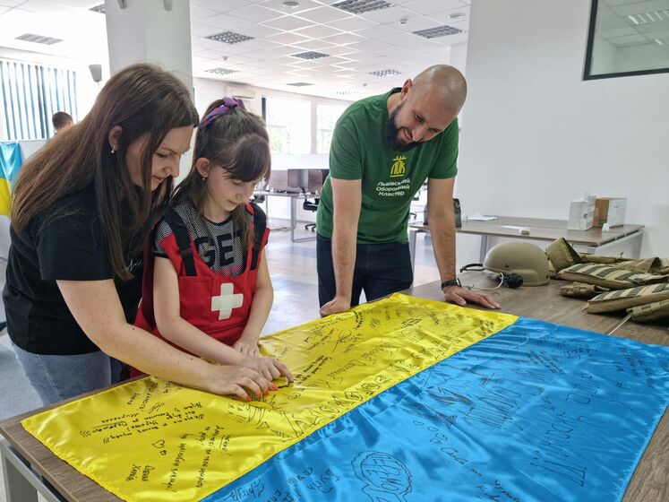 Дев’ятирічна львів'янка зібрала 6 тис. грн на бронежилет для ЗСУ, виставивши на аукціон свої картини
