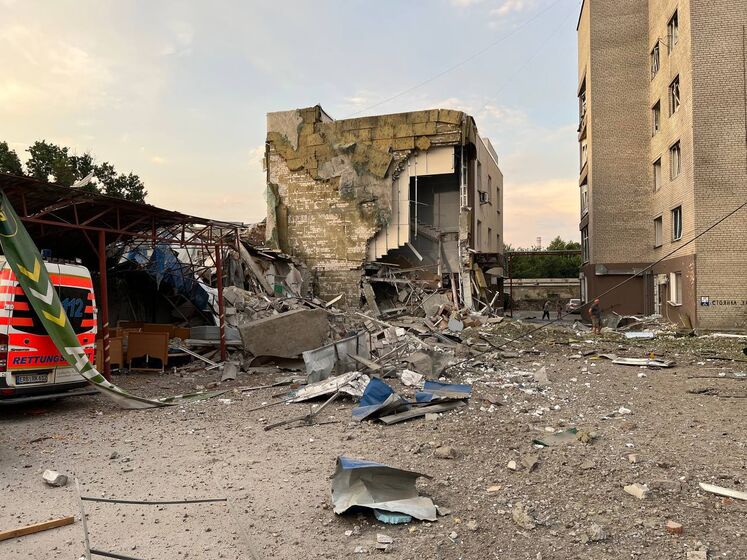 Після нічного обстрілу в Миколаєві поранено трьох людей, згорів гуманітарний склад, зруйновано новий травмпункт
