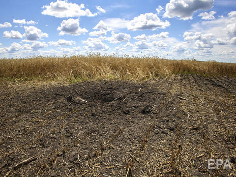 Росія обстрілює і знищує зернові термінали та поля з урожаєм в Україні, вивозить зерно з окупованих територій