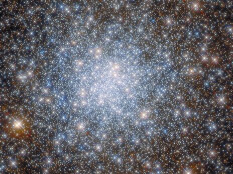 Hubble показал звездное скопление в созвездии Стрельца