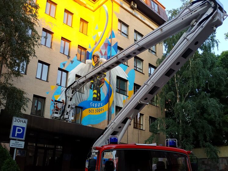 "Герої без зброї". У Києві створили мурал на честь рятувальників