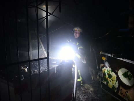 Через влучання боєприпасів та їхніх уламків виникла пожежа продовольчого магазину в Миколаєві, зазначив Кім