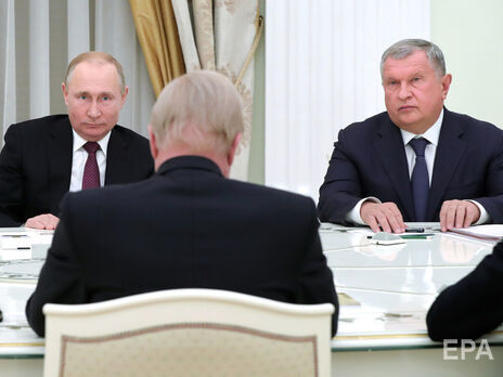 Сечин (справа), по некоторым данным, входит в ближайшее окружение Путина