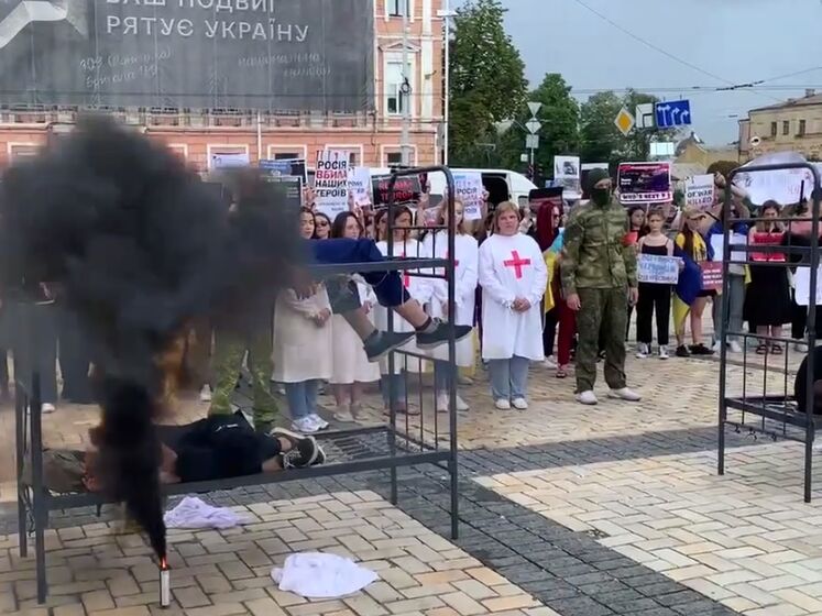 В Киеве родственники защитников Мариуполя провели перформанс в связи с гибелью азовцев в Оленовке