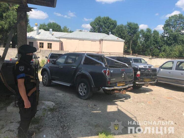 Група псевдоволонтерів із Дніпра ввезла 135 машин для продажу, видаючи їх за допомогу ЗСУ – поліція