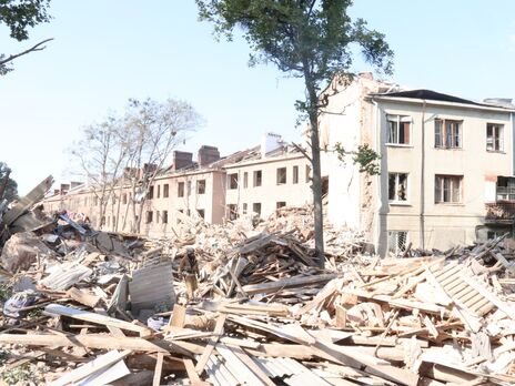 У ДСНС повідомляли вдень про 12 загиблих цивільних унаслідок удару окупантів по триповерховій житловій будівлі у Салтівському районі Харкова