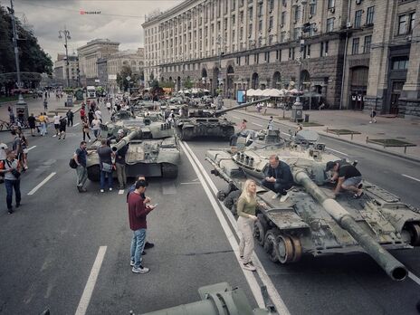 На Хрещатик у Києві звезли розбиті й обгорілі танки та іншу знищену військову техніку окупантів