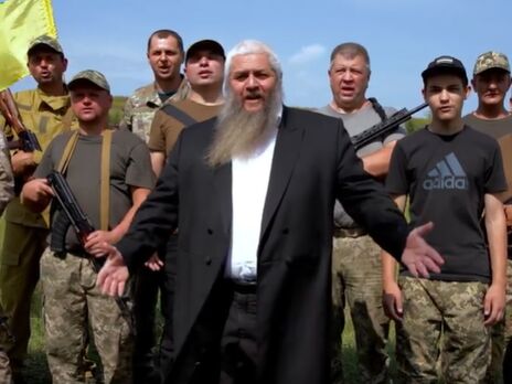 Моше Реувен Асман у ролику з'явився в оточенні територіальної оборони Київської області