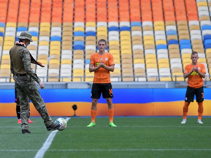 Футболісти плакали. Боєць "Азову" відкрив чемпіонат України з футболу, символічно ввівши м'яч у гру. Фото