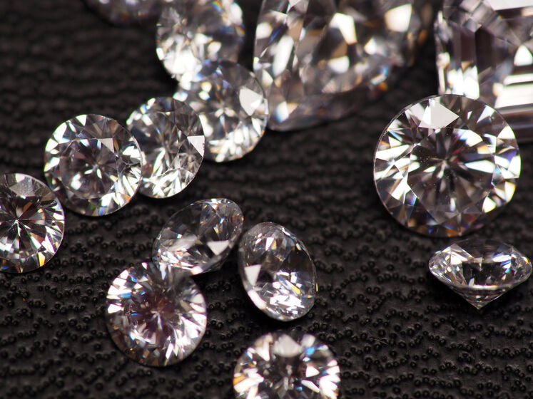 Незважаючи на санкції, РФ відновлює експорт алмазів до Індії та Європи – Bloomberg