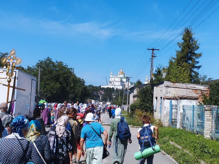 В Почаев, игнорируя запрет, пришла колонна верующих УПЦ МП. Глава Тернопольской ОВА назвал шествие провокацией