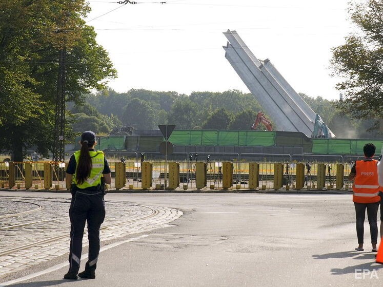 В Риге снесли 79-метровый памятник советским воинам. Видео