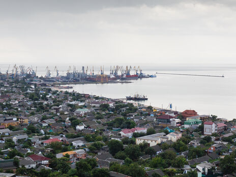 Окупанти заявили про пошкодження нафтосховищ у Бердянську, місцева влада припускає, що міг розлитися мазут на потопленому російському кораблі