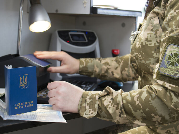 Чоловіки, які постійно проживають за кордоном, можуть покинути Україну за наявності спеціальної позначки у паспорті – Держприкордонслужба