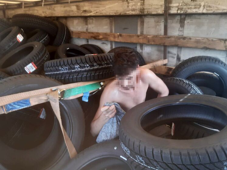 Пограничники в Черновицкой области обнаружили гражданина Сирии в прицепе грузовика, он неделю скрывался среди шин