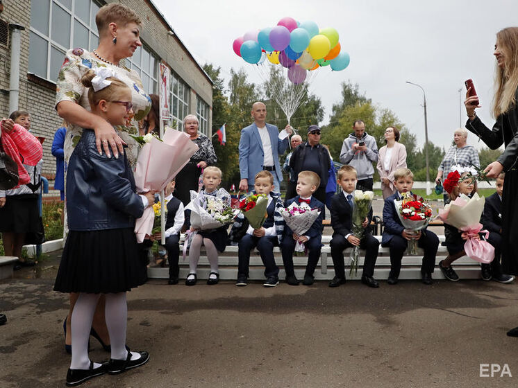 У російських школах дітям заборонили використовувати мобільні телефони