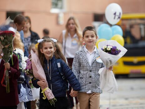 Навчання українських дітей триває у різних форматах, проте "всюди системно, професійно", зазначив Зеленський
