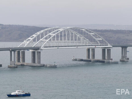 Мост через Керченский пролив главный путь выезда из Крыма в РФ. В ОП надеются, что им воспользуются не все россияне, приехавшие на полуостров после аннексии