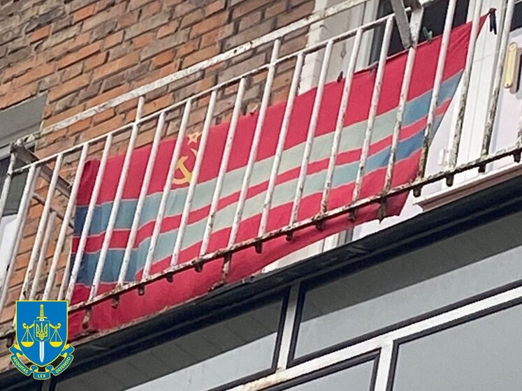Житель Львівської області перед початком вторгнення РФ вивісив на балконі прапор із серпом і молотом, у нього знайшли зброю та антиукраїнські листівки – прокуратура