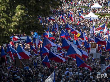 У Празі 70 тис. людей вийшли на антиурядовий мітинг. Серед вимог – скасування антиросійських санкцій, газові контракти з РФ та 