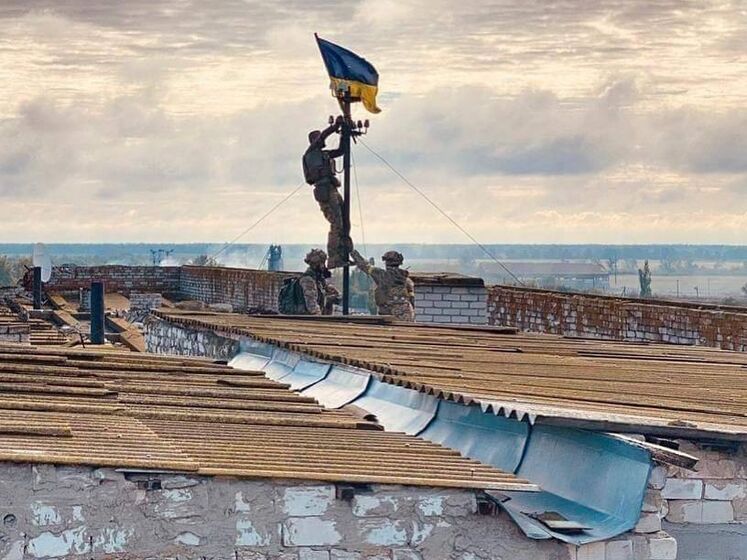 Зеленський заявив, що українські прапори повертаються "туди, де мають бути". В ОП написали: Високопілля – Україна