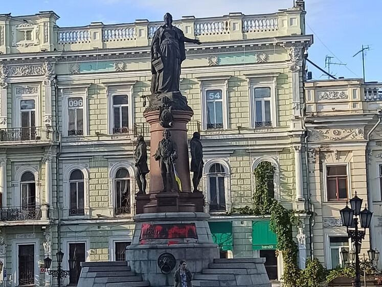 В Одессе памятник Екатерине II облили краской. Накануне на нем написали "Екатерина = Путин"