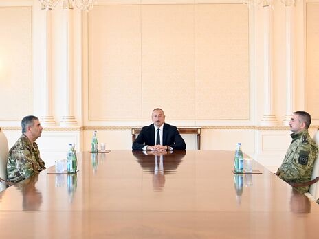 Алиев (на фото в центре) провел совещание с силовиками