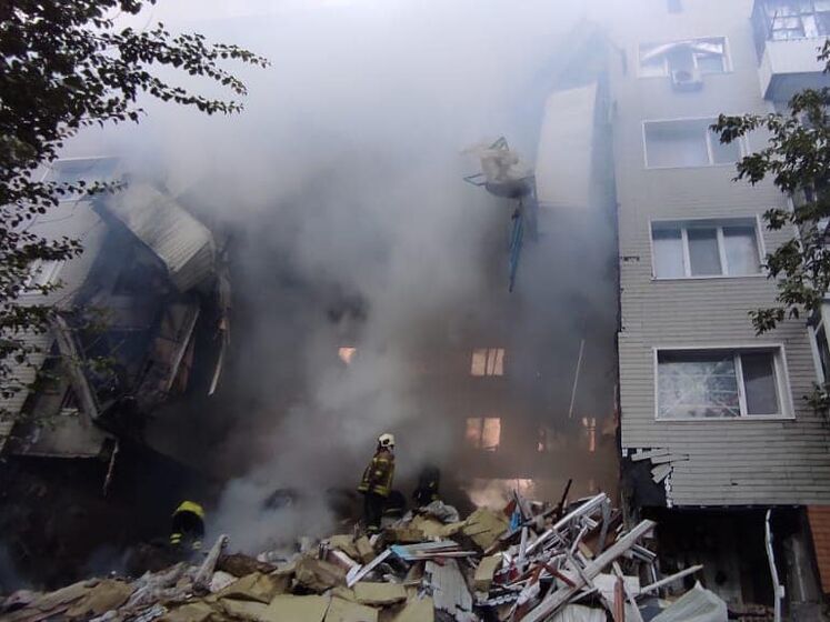 Донецька поліція показала зруйновану в Бахмуті багатоповерхівку. Подробиці удару