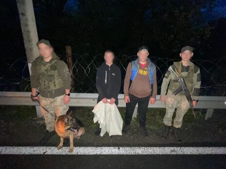 19-річний і 28-річний мешканці села Ганичі Тячівського району намагалися подолати загороджувальний паркан