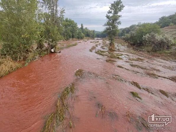 Вода в річці Інгулець стала червоною. Вілкул пояснив чому