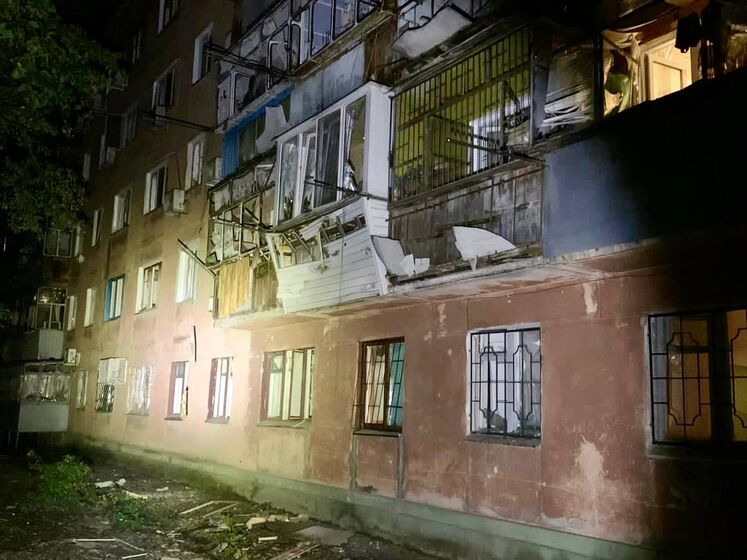 Окупанти вночі обстріляли Нікополь, троє поранених, пошкоджено десятки будинків