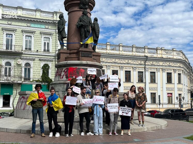 "Катерина = Путін". В Одесі відбувся протест біля пам'ятника Катерині ІІ