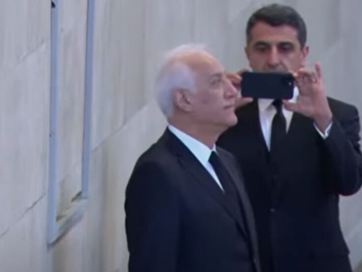 Президент Вірменії крадькома сфотографувався біля труни Єлизавети II, порушивши правила. Відео