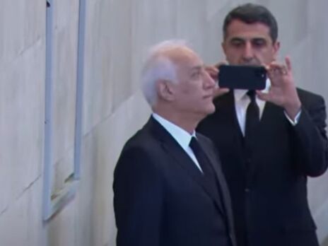 Помічник крадькома зробив знімок Хачатуряна, коли президент Вірменії схилив голову біля труни Єлизавети II