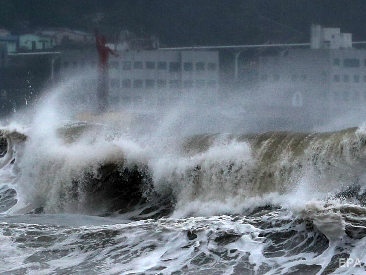 На південному заході Японії вирує тайфун "Нанмадол". Є загиблі та поранені