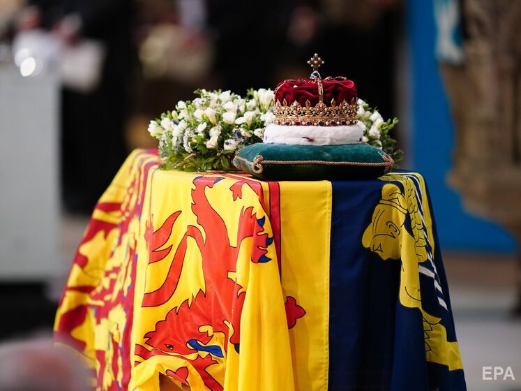 У надгробний вінок Єлизавети II вплетено квіти, вирощені з тих, що були у її весільному букеті. Фото